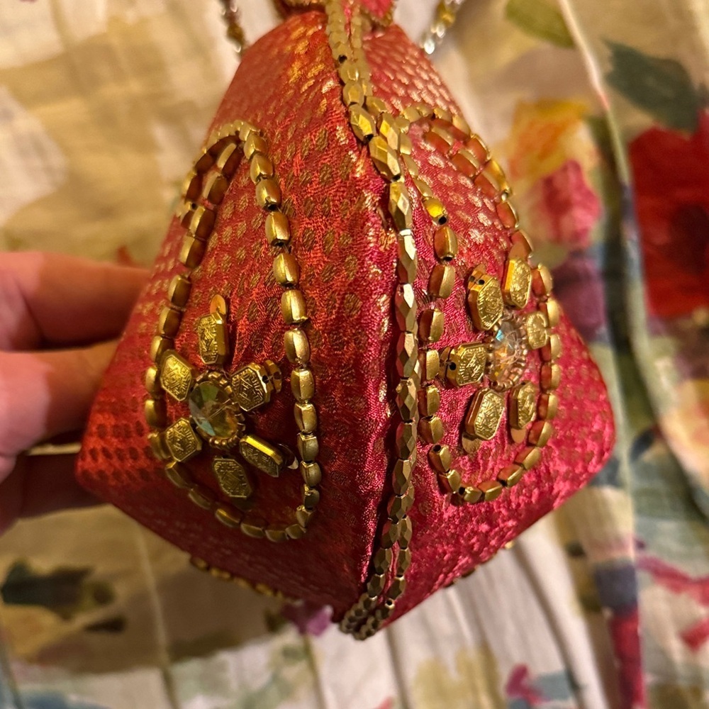 NWOT Elegant Red Embellished Women's Bag - Picture 3 of 10